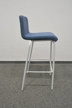 Laden Sie das Bild in den Galerie-Viewer, Steelcase B Free Barhocker mit Sitzhöhe 780mm - Stoff Blau gemustert