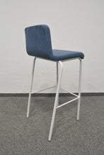 Laden Sie das Bild in den Galerie-Viewer, Steelcase B Free Barhocker mit Sitzhöhe 780mm - Stoff Blau gemustert