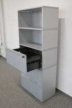 Laden Sie das Bild in den Galerie-Viewer, Zurbuchen Tamos Kombischrank für 2 Ordner-Reihen + 3 Hängeregister-Auszüge - mit Schlüssel - 800mm breit - MDF Silbergrau