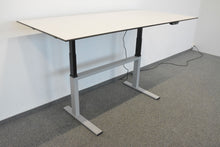 Laden Sie das Bild in den Galerie-Viewer, Lista Office Choice Sitz-Steh Schreibtisch elektrisch höhenverstellbar von 680-1300mm - 2000x900mm Vollkern HPL Platte Weiss
