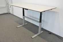 Laden Sie das Bild in den Galerie-Viewer, Lista Office Choice Sitz-Steh Schreibtisch elektrisch höhenverstellbar von 680-1300mm - 2000x900mm Vollkern HPL Platte Weiss