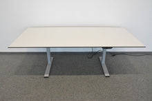 Laden Sie das Bild in den Galerie-Viewer, Lista Office Choice Sitz-Steh Schreibtisch elektrisch höhenverstellbar von 680-1300mm - 2000x900mm Vollkern HPL Platte Weiss