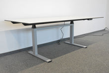 Laden Sie das Bild in den Galerie-Viewer, Lista Office Choice Sitz-Steh Schreibtisch elektrisch höhenverstellbar von 680-1300mm - 2000x900mm Vollkern HPL Platte Weiss