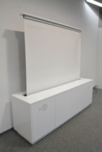 Laden Sie das Bild in den Galerie-Viewer, Top Design Ultra Flügeltür-Aktenschrank mit ausfahrbarer Leinwand 2400mm breit - MDF Weiss