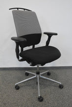 Laden Sie das Bild in den Galerie-Viewer, Vitra Oson Chair Bürodrehstuhl Synchronmechanik mit Gewichtseinstellung und Arretierung mit Armlehnen - Stoff Grau/Schwarz