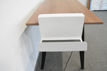 Laden Sie das Bild in den Galerie-Viewer, Steelcase bag stand Tisch Ablage-Halterung 300x440mm - 260mm hoch für Tischplattenstärke 18-33mm - Metall Weiss/Anthrazit