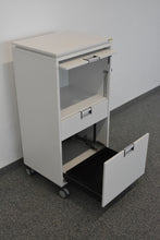 Laden Sie das Bild in den Galerie-Viewer, Steelcase Share It Roll-Caddy für 1 Ordner-Reihe + 2 x Schubladen - mit Schlüssel - Spanplatte Weiss