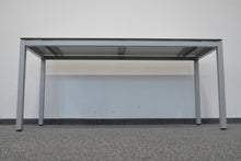 Laden Sie das Bild in den Galerie-Viewer, Ergodata Line Desk Beistelltisch fixe Höhe von 720 mm - 1600x600mm - Vollkern HPL Platte - Silbergrau/Schwarz