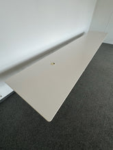 Laden Sie das Bild in den Galerie-Viewer, Vitra Joyn 2 Meet Sitzungstisch fixe Höhe von 745mm - 4900x900mm - Spanplatte - Weiss