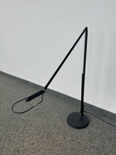 Laden Sie das Bild in den Galerie-Viewer, Belux Lifto LED Tischlampe - Metall - Schwarz