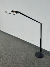 Laden Sie das Bild in den Galerie-Viewer, Belux Lifto LED Tischlampe - Metall - Schwarz