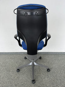 Giroflex G64 Bürodrehstuhl Synchronmechanik mit Gewichtseinstellung und Arretierung mit Armlehnen und Kleiderbügel - Stoff - Blau gemustert