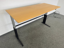 Laden Sie das Bild in den Galerie-Viewer, Sitag Ready Sitz-Steh Schreibtisch elektrisch höhenverstellbar von von 710-1195mm - 2000x1000mm - Spanplatte Buchendekor