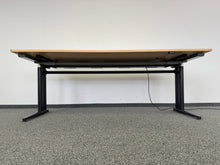 Laden Sie das Bild in den Galerie-Viewer, Sitag Ready Sitz-Steh Schreibtisch elektrisch höhenverstellbar von von 710-1195mm - 2000x1000mm - Spanplatte Buchendekor