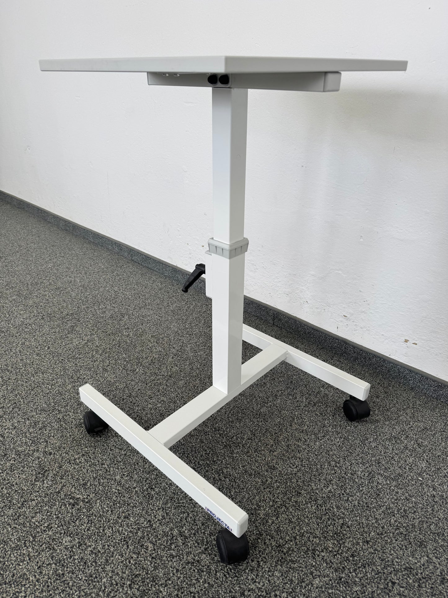 Top Design Classic Beamerständer auf Rollen