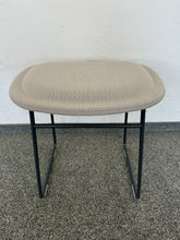 Laden Sie das Bild in den Galerie-Viewer, Cappelini Hi Pad Stool - Stoff - Ocker