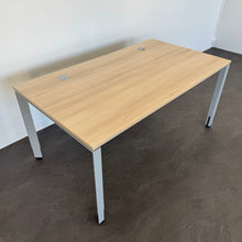 Laden Sie das Bild in den Galerie-Viewer, Steelcase Frame One Schreibtisch mechanisch höhenverstellbar von 680-760mm - 1600x900mm - Spanplatte Akazie