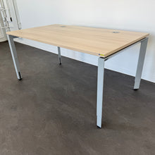 Laden Sie das Bild in den Galerie-Viewer, Steelcase Frame One Schreibtisch mechanisch höhenverstellbar von 680-760mm - 1600x900mm - Spanplatte Akazie