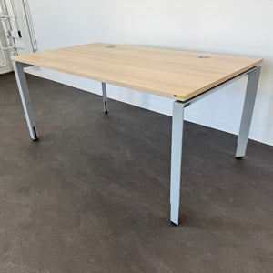 Steelcase Frame One Schreibtisch mechanisch höhenverstellbar von 680-760mm - 1600x900mm - Spanplatte Akazie
