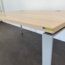 Laden Sie das Bild in den Galerie-Viewer, Steelcase Frame One Schreibtisch mechanisch höhenverstellbar von 680-760mm - 1600x900mm - Spanplatte Akazie