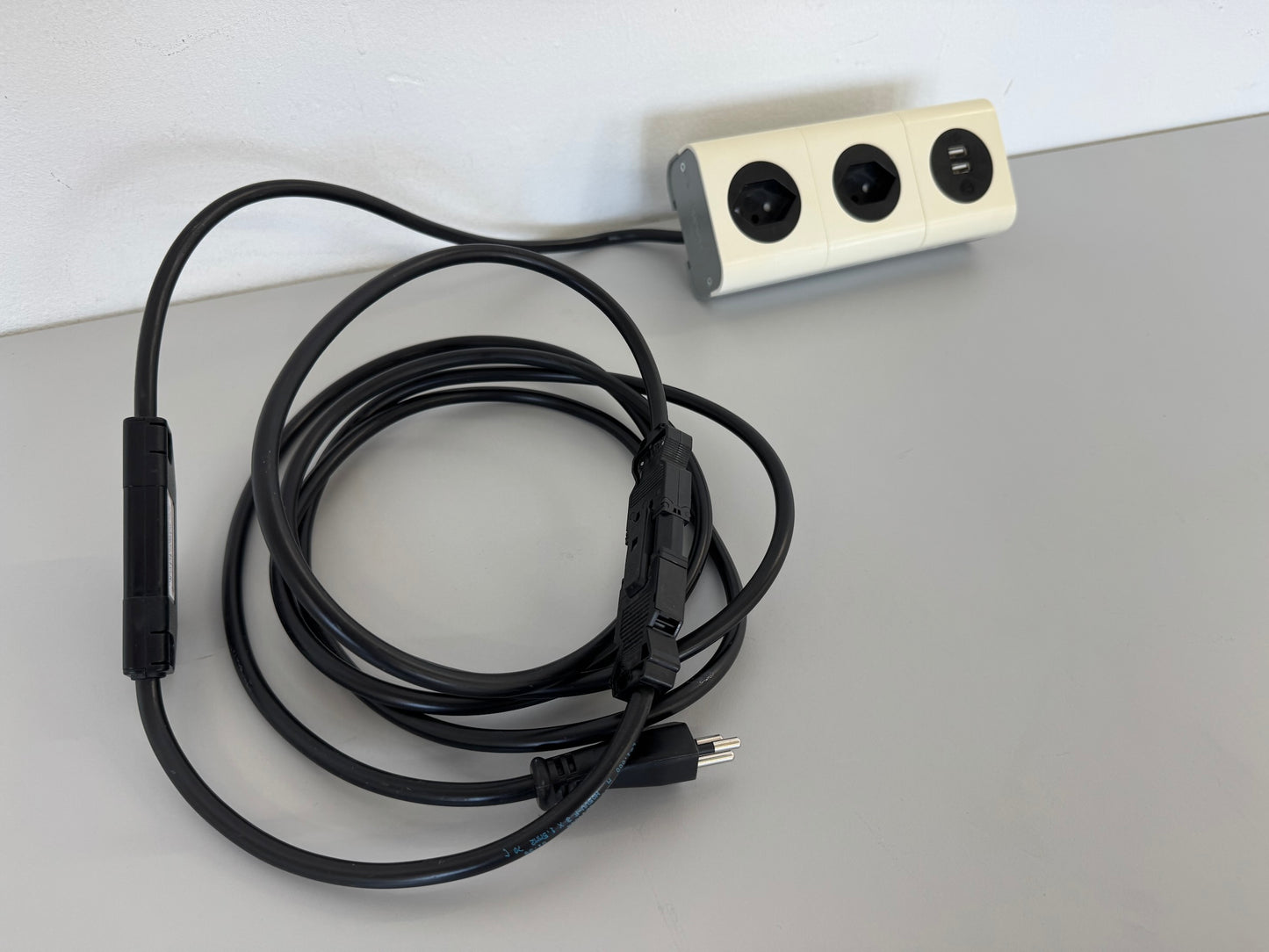 Steelcase Mehrfachstecker mit USB