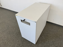 Laden Sie das Bild in den Galerie-Viewer, Sitag Apothekerschrank Öffnung rechts 800mm tief - mit Schlüssel - Spanplatte Weiss