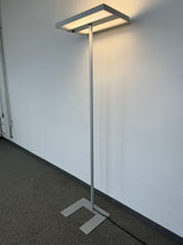 Laden Sie das Bild in den Galerie-Viewer, Alteme EcoP K Prisma Indirekt-/Direktleuchte Dimmbar - mit Sensor - 4 x 28 Watt - Metall - Silbergrau