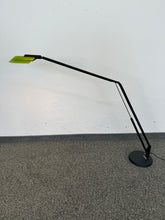 Laden Sie das Bild in den Galerie-Viewer, Belux Lifto LED Tischlampe - Metall - Schwarz