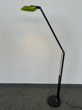 Laden Sie das Bild in den Galerie-Viewer, Belux Lifto LED Tischlampe - Metall - Schwarz