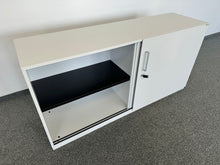 Laden Sie das Bild in den Galerie-Viewer, Steelcase Share It Schiebetürschrank für 2 Ordner-Reihen 1600mm - mit Schlüssel - Spanplatte - Lichtgrau Hell