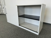 Laden Sie das Bild in den Galerie-Viewer, Steelcase Share It Schiebetürschrank für 2 Ordner-Reihen 1600mm - mit Schlüssel - Spanplatte - Lichtgrau Hell