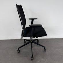 Laden Sie das Bild in den Galerie-Viewer, Girsberger Camiro Bürodrehstuhl Synchronmechanik mit Fixierung mit Armlehnen - Stoff Schwarz