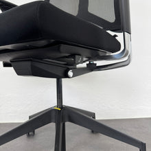 Laden Sie das Bild in den Galerie-Viewer, Girsberger Camiro Bürodrehstuhl Synchronmechanik mit Fixierung mit Armlehnen - Stoff Schwarz