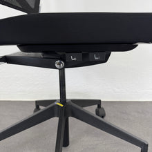 Laden Sie das Bild in den Galerie-Viewer, Girsberger Camiro Bürodrehstuhl Synchronmechanik mit Fixierung ohne Armlehnen - Stoff Schwarz