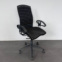 Laden Sie das Bild in den Galerie-Viewer, Sitag Reality Bürodrehstuhl Synchronmechanik mit Gewichtseinstellung und Arretierung mit Armlehnen - Stoff Schwarz/Weiss gemustert