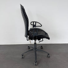 Laden Sie das Bild in den Galerie-Viewer, Sitag Reality Bürodrehstuhl Synchronmechanik mit Gewichtseinstellung und Arretierung mit Armlehnen - Stoff Schwarz/Weiss gemustert
