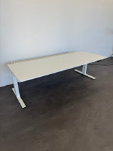 Laden Sie das Bild in den Galerie-Viewer, Lista Office Extend Sitz-Steh Schreibtisch elektrisch höhenverstellbar von 650 -1270 mm - 2000x800mm Spanplatte Weiss