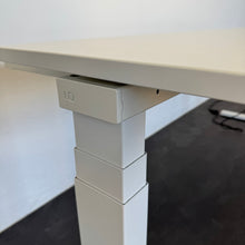 Laden Sie das Bild in den Galerie-Viewer, Lista Office Extend Sitz-Steh Schreibtisch elektrisch höhenverstellbar von 650 -1270 mm - 2000x800mm Spanplatte Weiss