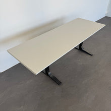 Laden Sie das Bild in den Galerie-Viewer, Elan Euroffice Schreibtisch mechanisch höhenverstellbar von 685-805mm, 1600x600mm - MDF Lichtgrau