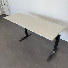 Laden Sie das Bild in den Galerie-Viewer, Elan Euroffice Schreibtisch mechanisch höhenverstellbar von 685-805mm, 1600x600mm - MDF Lichtgrau