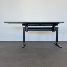 Laden Sie das Bild in den Galerie-Viewer, Elan Euroffice Schreibtisch mechanisch höhenverstellbar von 685-805mm, 1600x600mm - MDF Lichtgrau