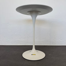 Laden Sie das Bild in den Galerie-Viewer, Arper Dizzie Lounge Tisch fixe Höhe von 520mm - 400mm rund - MDF Weiss