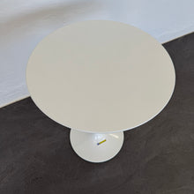 Laden Sie das Bild in den Galerie-Viewer, Arper Dizzie Lounge Tisch fixe Höhe von 520mm - 400mm rund - MDF Weiss