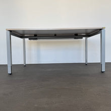 Laden Sie das Bild in den Galerie-Viewer, Steelcase Frame One Schreibtisch mechanisch höhenverstellbar von 680-760mm - 1600x900mm - Spanplatte Akazie