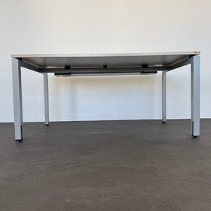 Steelcase Frame One Schreibtisch mechanisch höhenverstellbar von 680-760mm - 1600x900mm - Spanplatte Akazie
