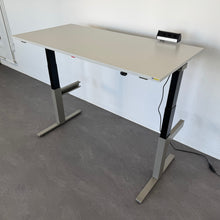 Laden Sie das Bild in den Galerie-Viewer, Lista Office Extend Sitz-Steh Schreibtisch elektrisch höhenverstellbar von 650 -1270 mm - 1600x800mm - Spanplatte Lichtgrau