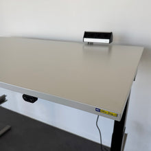 Laden Sie das Bild in den Galerie-Viewer, Lista Office Extend Sitz-Steh Schreibtisch elektrisch höhenverstellbar von 650 -1270 mm - 1600x800mm - Spanplatte Lichtgrau