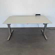 Laden Sie das Bild in den Galerie-Viewer, Lista Office Extend Sitz-Steh Schreibtisch elektrisch höhenverstellbar von 650 -1270 mm - 1600x800mm - Spanplatte Lichtgrau
