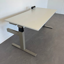 Laden Sie das Bild in den Galerie-Viewer, Lista Office Extend Sitz-Steh Schreibtisch elektrisch höhenverstellbar von 650 -1270 mm - 1600x800mm - Spanplatte Lichtgrau