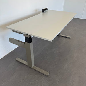 Lista Office Extend Sitz-Steh Schreibtisch elektrisch höhenverstellbar von 650 -1270 mm - 1600x800mm - Spanplatte Lichtgrau